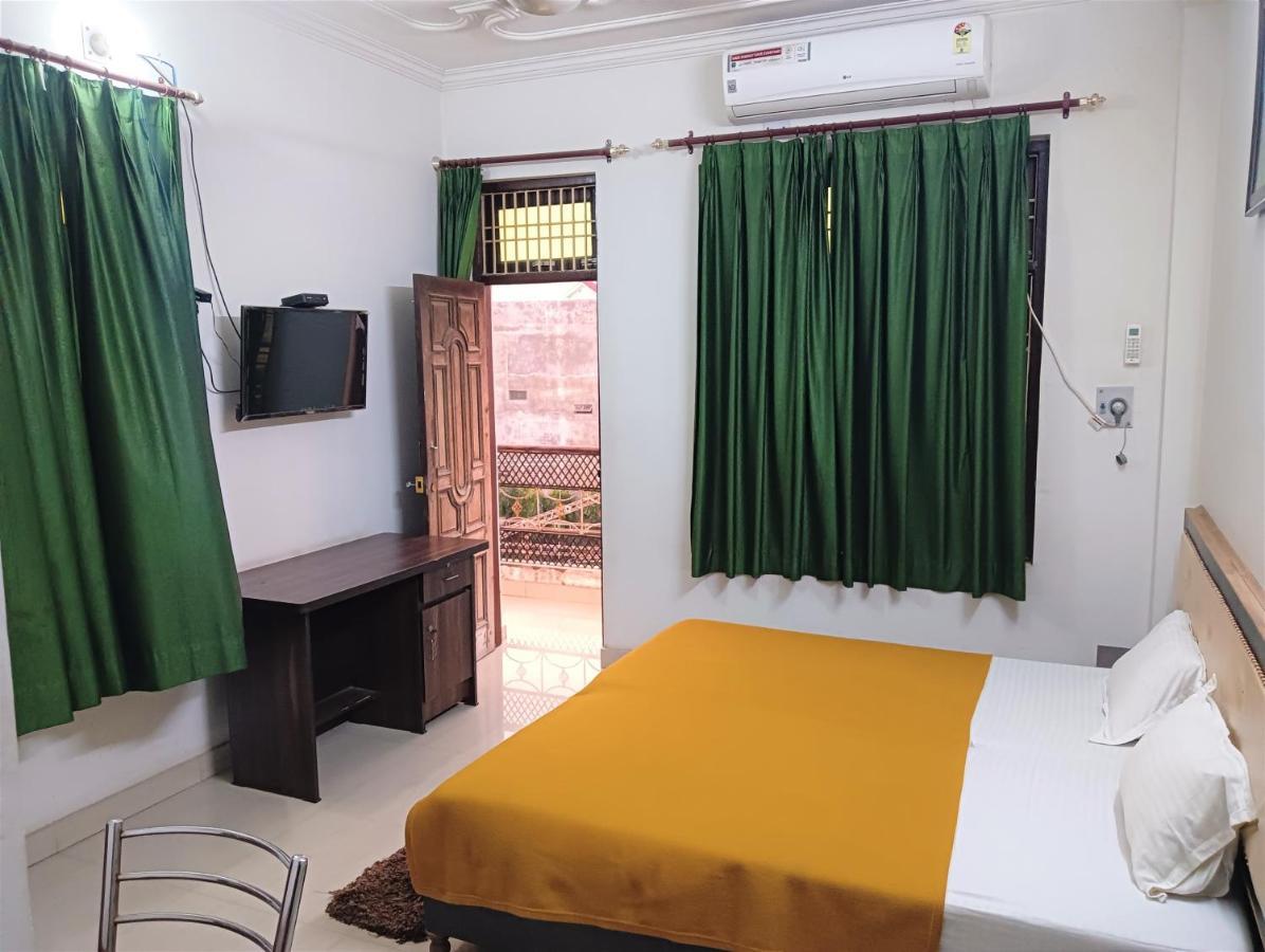 Varuna Palace-fully Vaccinated Staff Homestay Varanasi