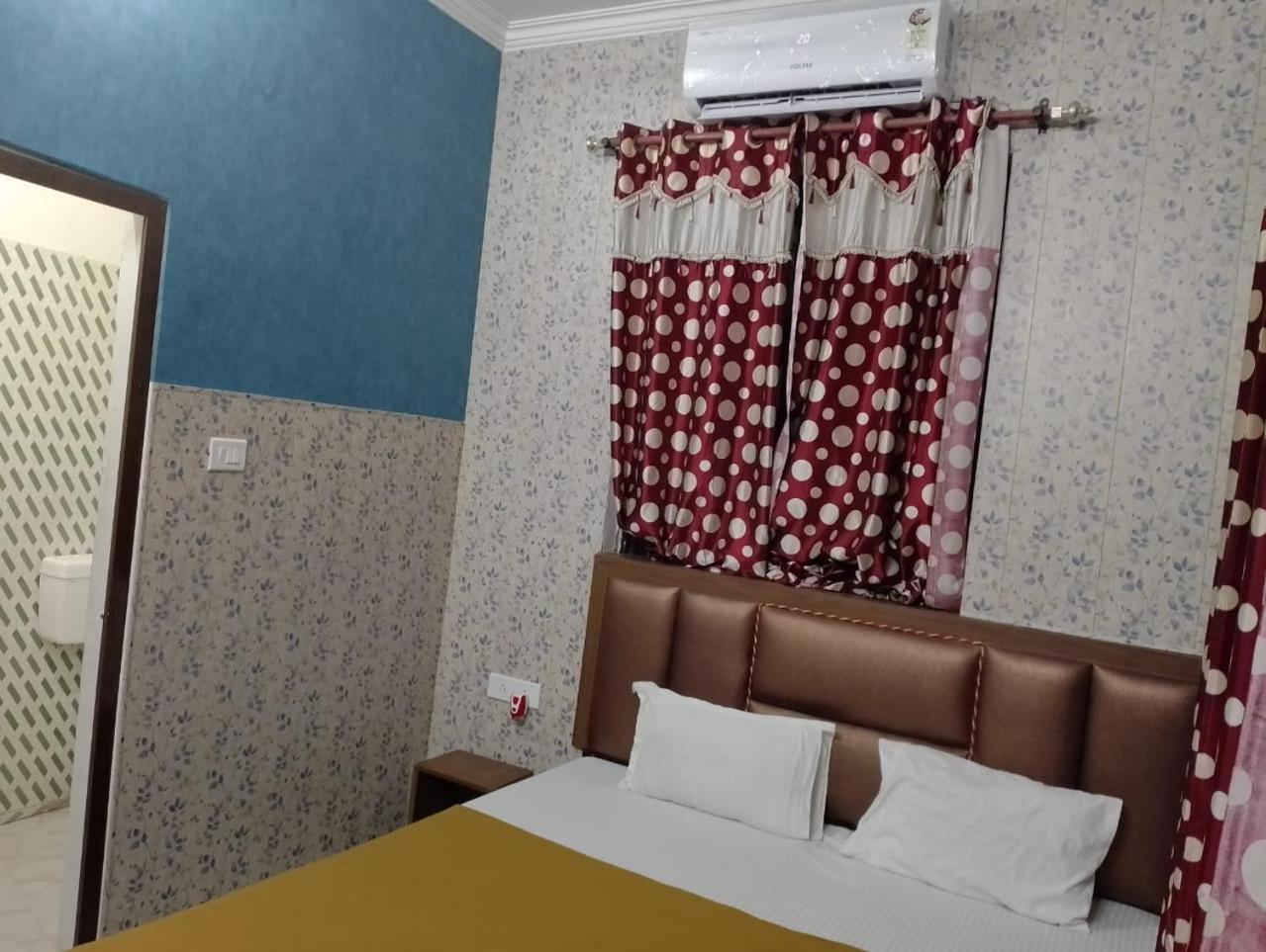 Homestay Varuna Palace-fully Vaccinated Staff