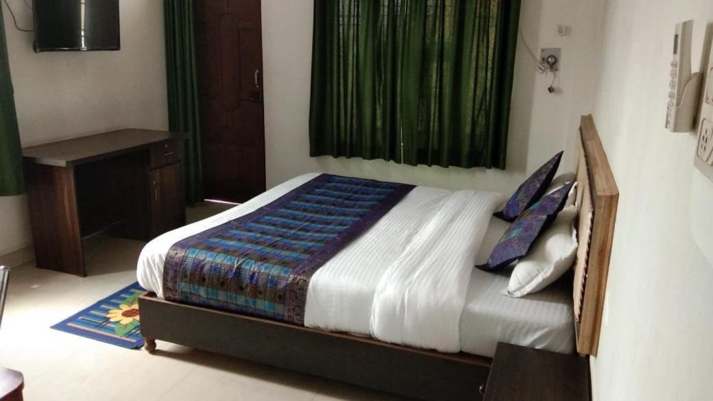 Varuna Palace-fully Vaccinated Staff * Varanasi
